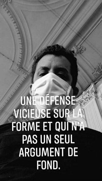 Photo de moi à la cour de Liège, avec un masque Covid-19 