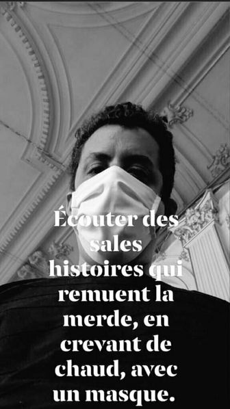 Photo de moi à la cour de Liège, avec un masque Covid-19 