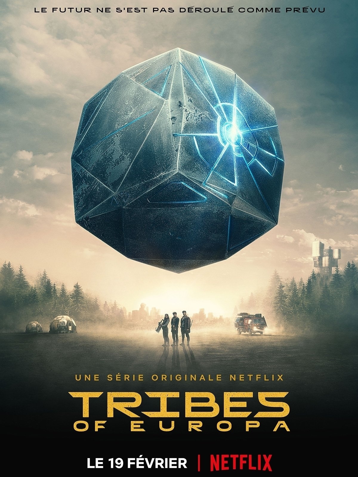 couverture de la série Netflix Tribes of Europa, un cube géant bleu flottant au dessus d'humains 